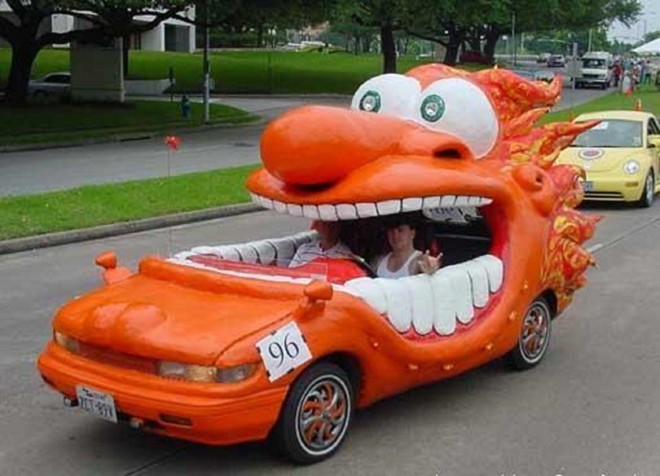 Xe hài hước: Chiếc xe hài hước được thiết kế hình miệng một nhân vật hoạt hình đang cười lớn để lộ hàm răng trắng. Bên trong miệng đủ chỗ cho hai người ngồi. Thân xe được sơn màu cam sáng năng động.